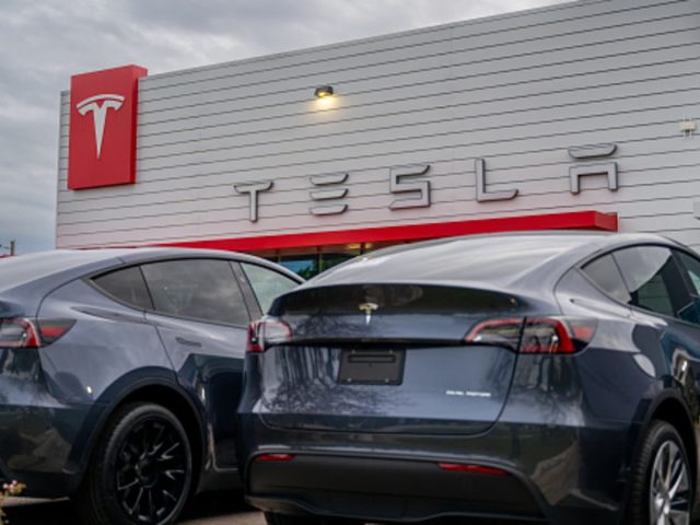 U.S. auto safety agency probes Tesla Model 3 emergency door release