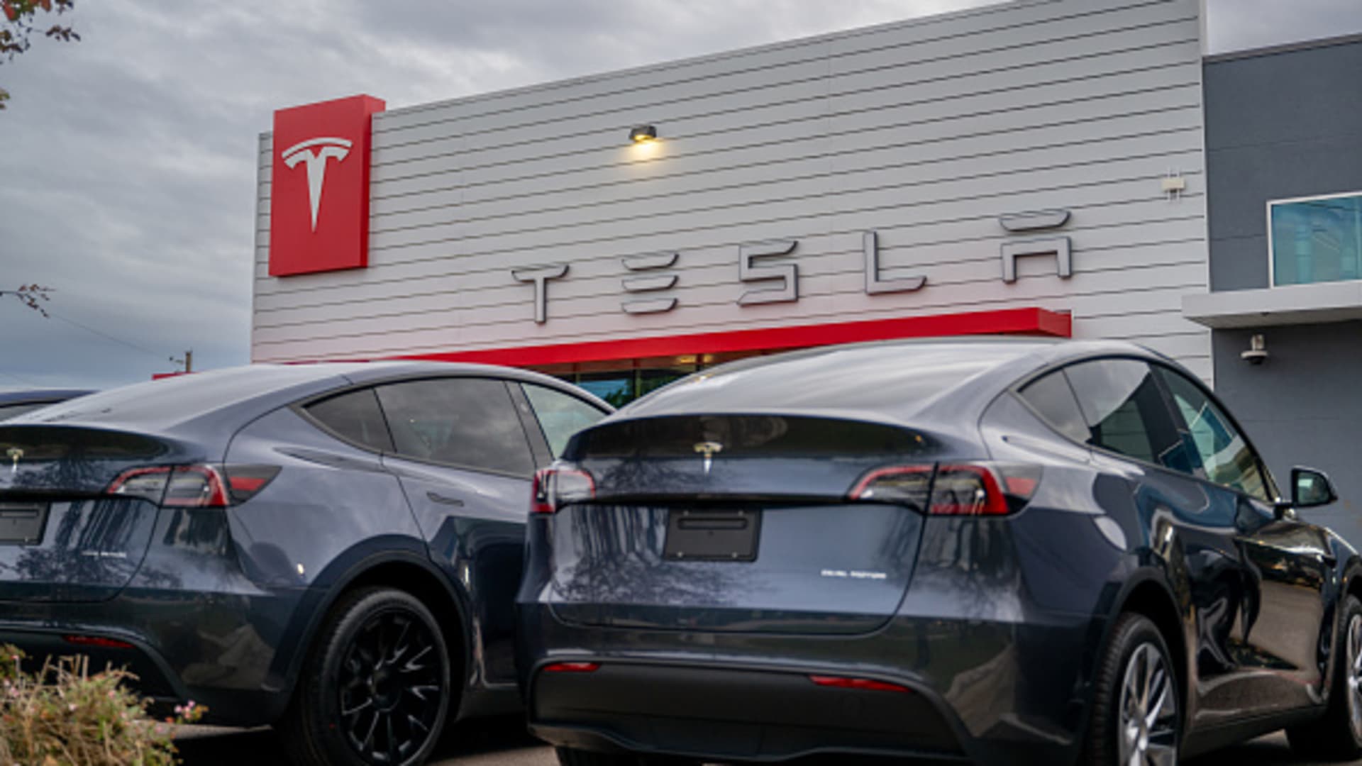 U.S. auto safety agency probes Tesla Model 3 emergency door release at george magazine