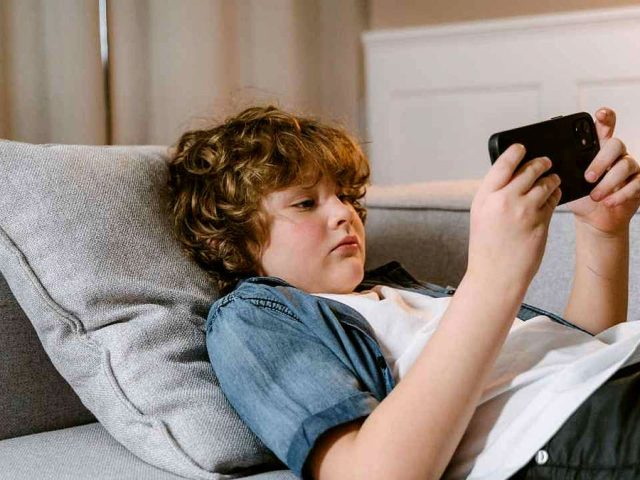 Why parents may want to delay smartphones for kids