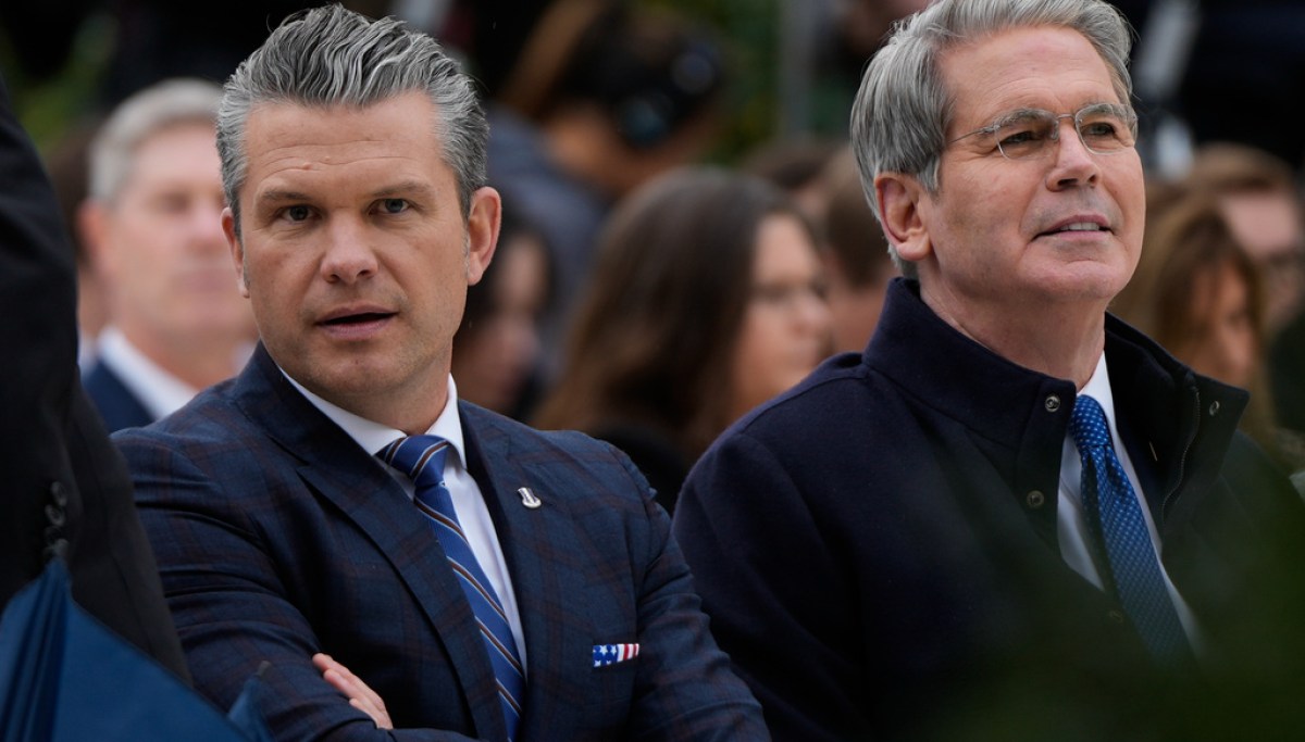 Trump holds Cabinet meeting as administration protects Hegseth from ‘war crime’ accusations at george magazine