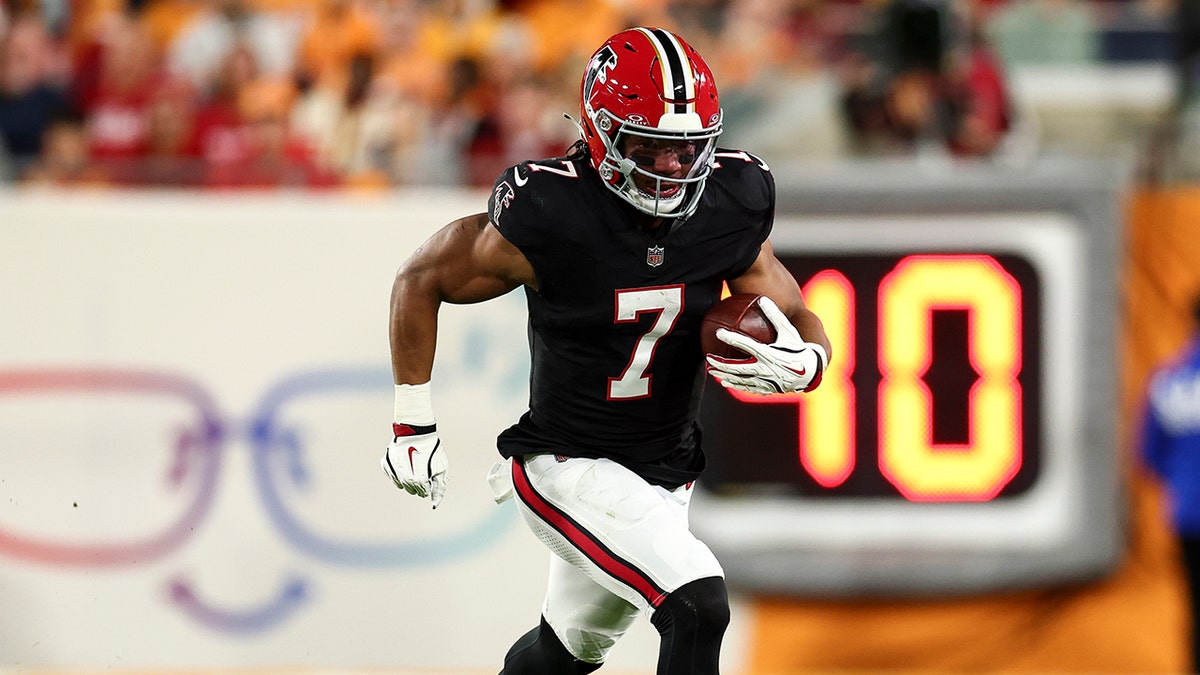 Falcons shock Bucs with walk-off field goal as Kyle Pitts totals 3 touchdowns in career game at george magazine