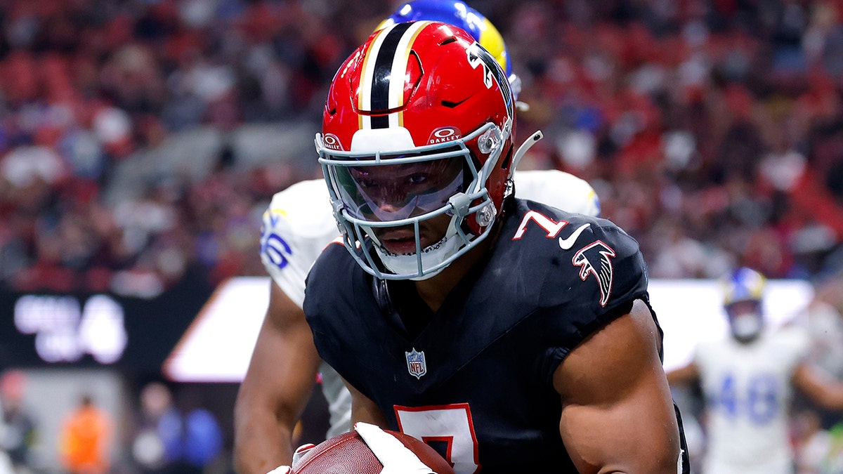 Bijan Robinson's 93-yard touchdown run stuns Rams as Falcons star leads way to upset win at george magazine