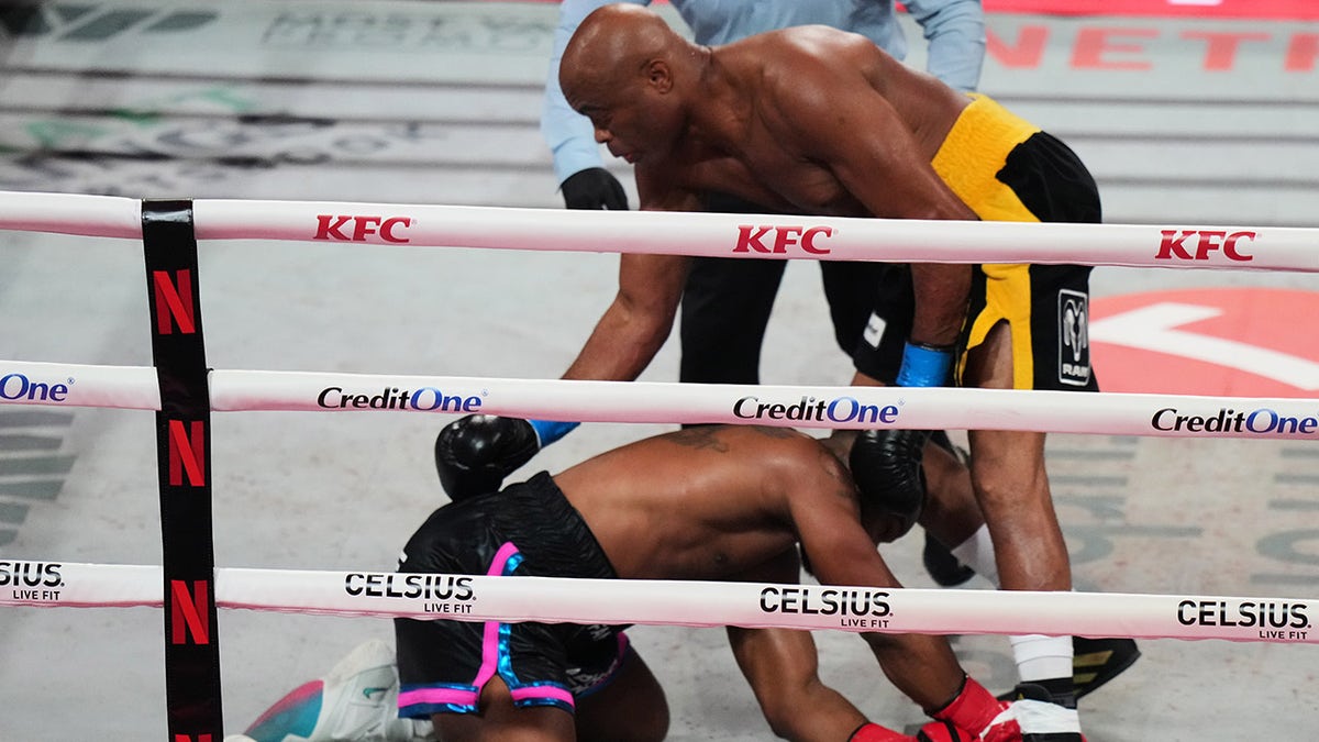 Anderson Silva catches Tyron Woodley with brutal punches in TKO win at george magazine