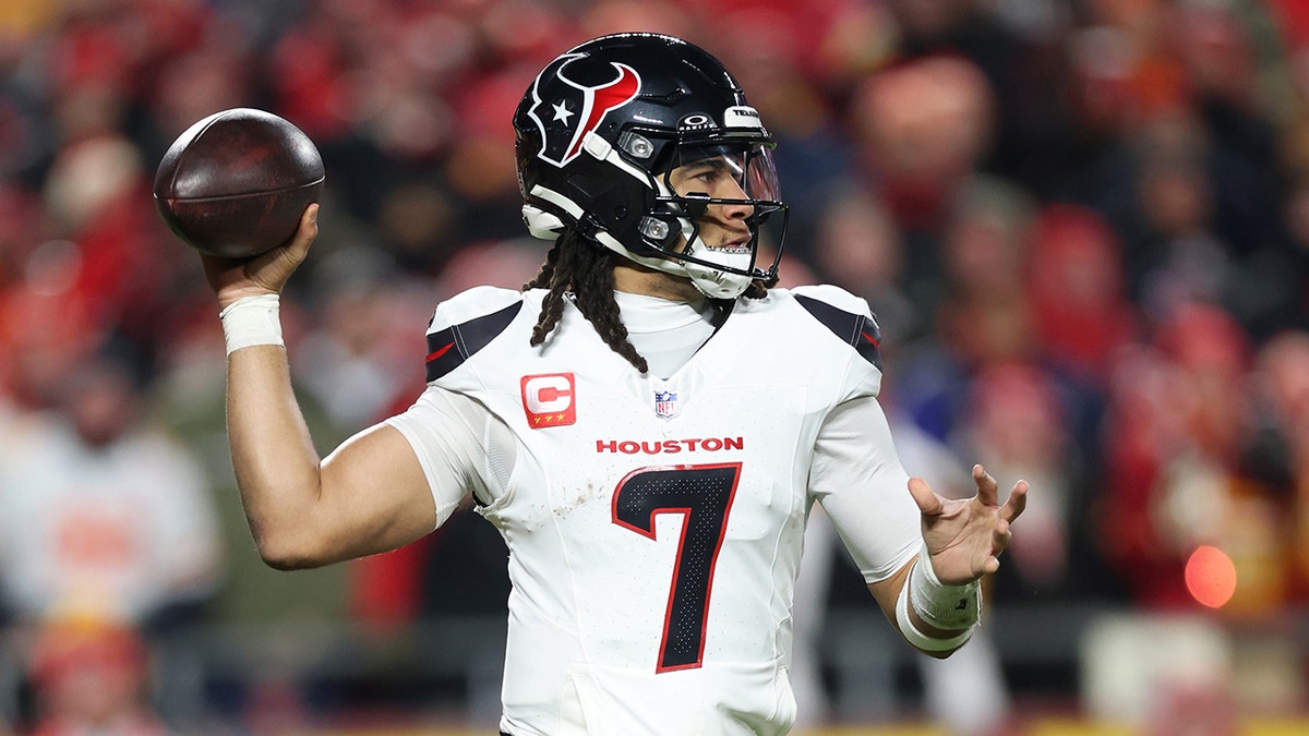 Chiefs’ playoff hopes dwindle as Patrick Mahomes throws three interceptions in loss to Texans  at george magazine