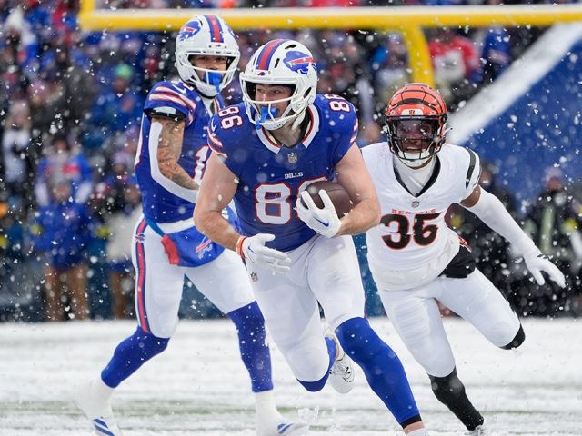 Bills rally with 21 points in 4th quarter to defeat Bengals in snowy Buffalo
