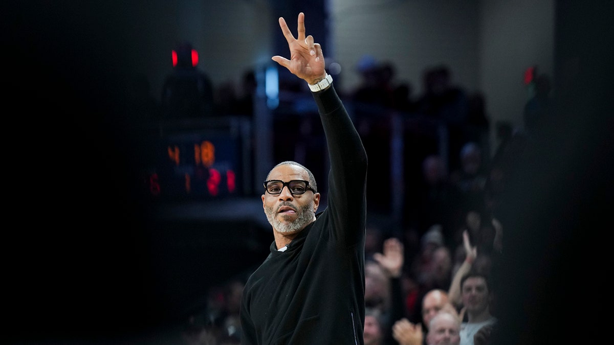 Ex-NBA player Kenyon Martin fires back after JJ Redick rips Lakers’ Christmas effort at george magazine