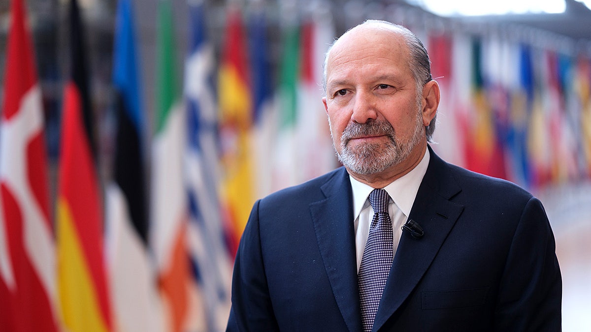 Commerce secretary predicts 'extraordinary year' ahead as inflation drops to 2.7% in November at george magazine