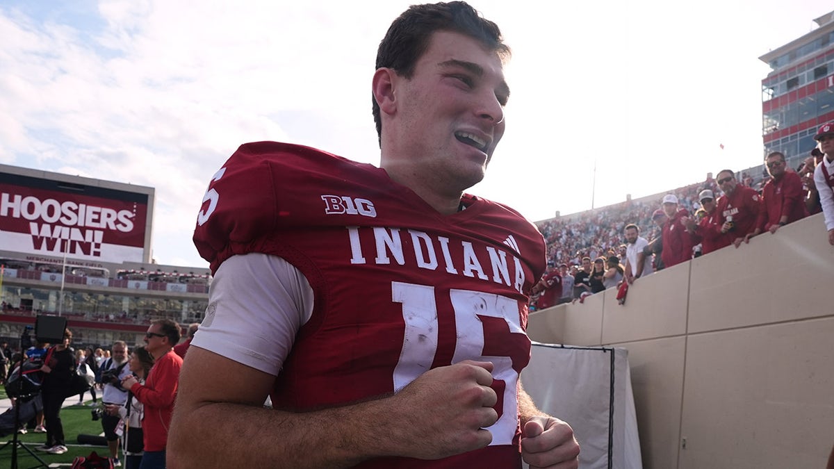 Indiana's Fernando Mendoza wins 2025 Heisman Trophy at george magazine