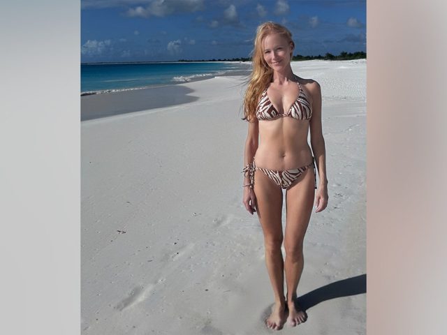 Jewel sends fans in a frenzy with stunning bikini snaps as they ask singer if she drank ‘youth serum’