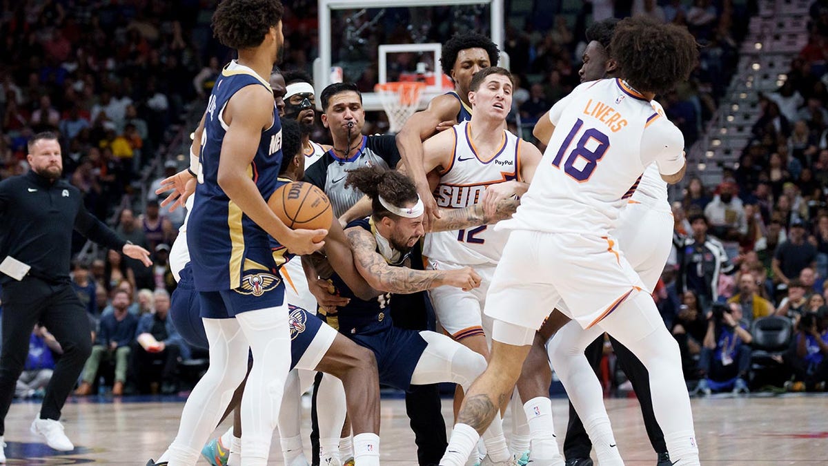 Pelicans guard connects with right hook in fight with Suns opponent at george magazine