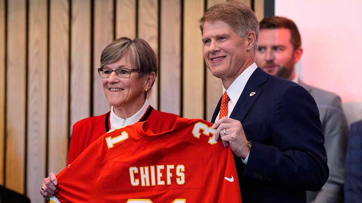 Dem rep blasts Chiefs owner after team announces Kansas move at george magazine