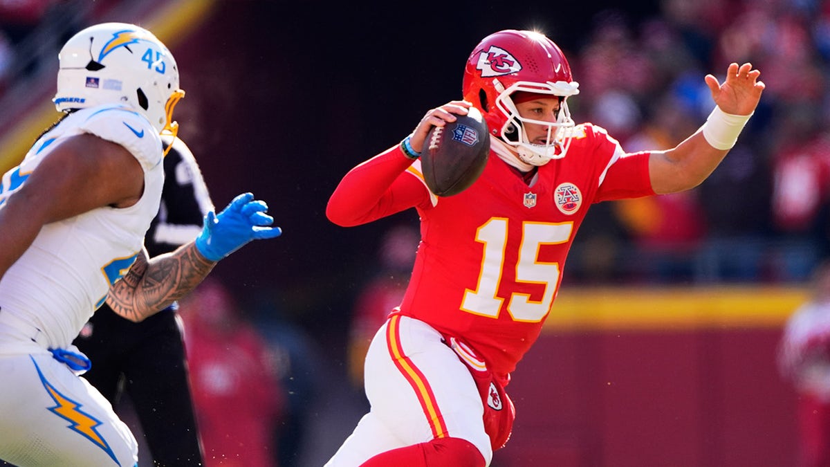 Patrick Mahomes suffers brutal knee injury as Chiefs eliminated from playoff contention at george magazine
