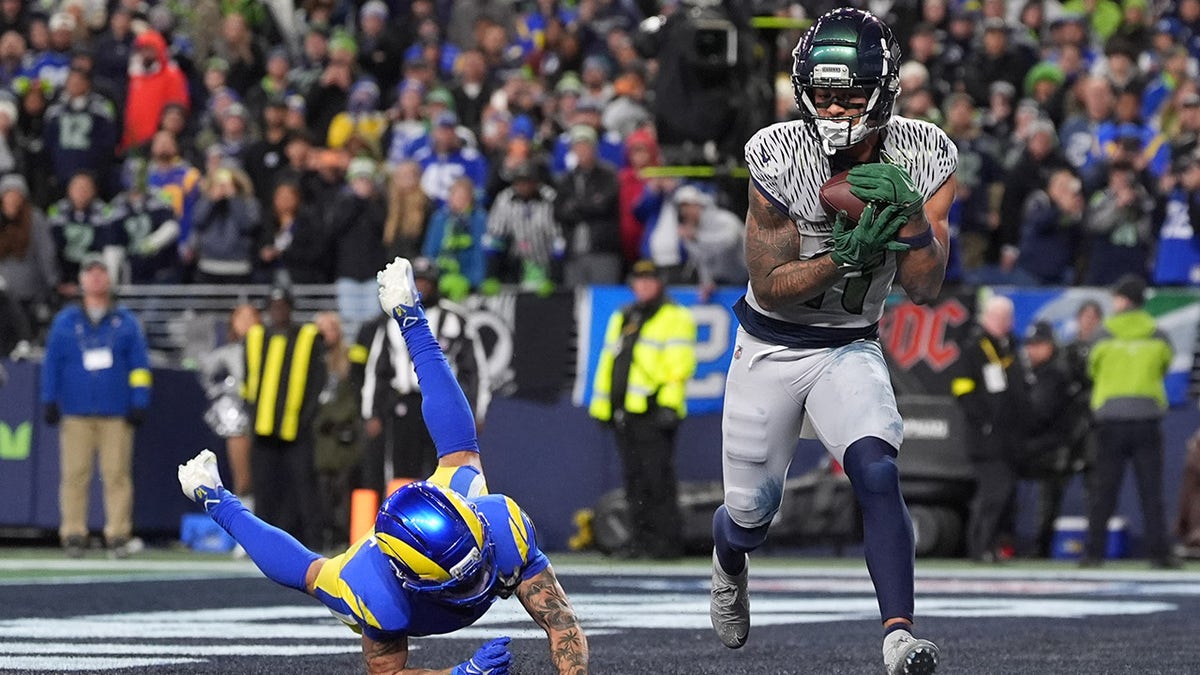 Seahawks' wild 2-point conversion plays part in electric victory over NFC West rival at george magazine