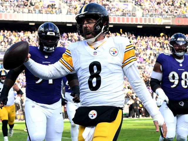 Aaron Rodgers gets terse with reporters as Steelers win after week of noise about team’s future