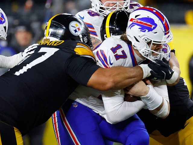 Steelers star accuses Josh Allen of kneeing him in the stomach