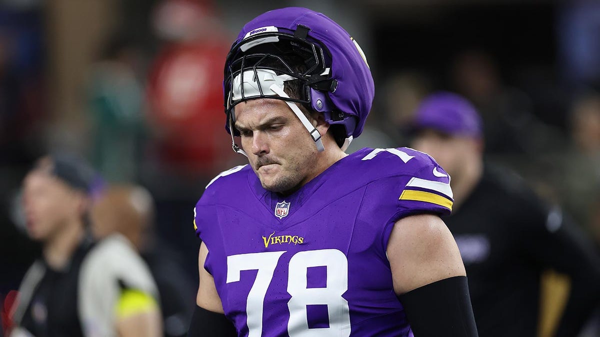Pro Bowl center's NFL future in jeopardy after sixth concussion of career at george magazine