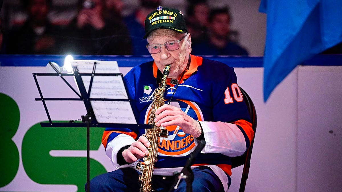 104-year-old WWII vet performs national anthem before Islanders game at george magazine