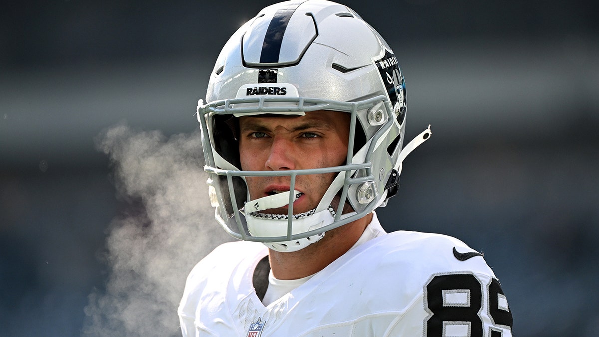 Raiders place star tight end on injured reserve before huge game with Giants at george magazine