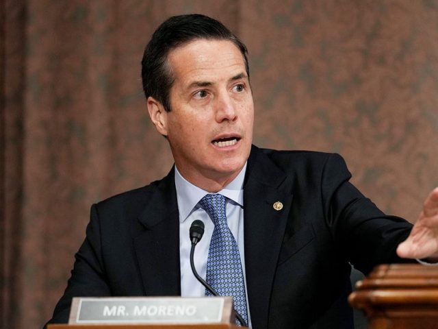 GOP senator moves to end dual citizenship, says Americans must choose