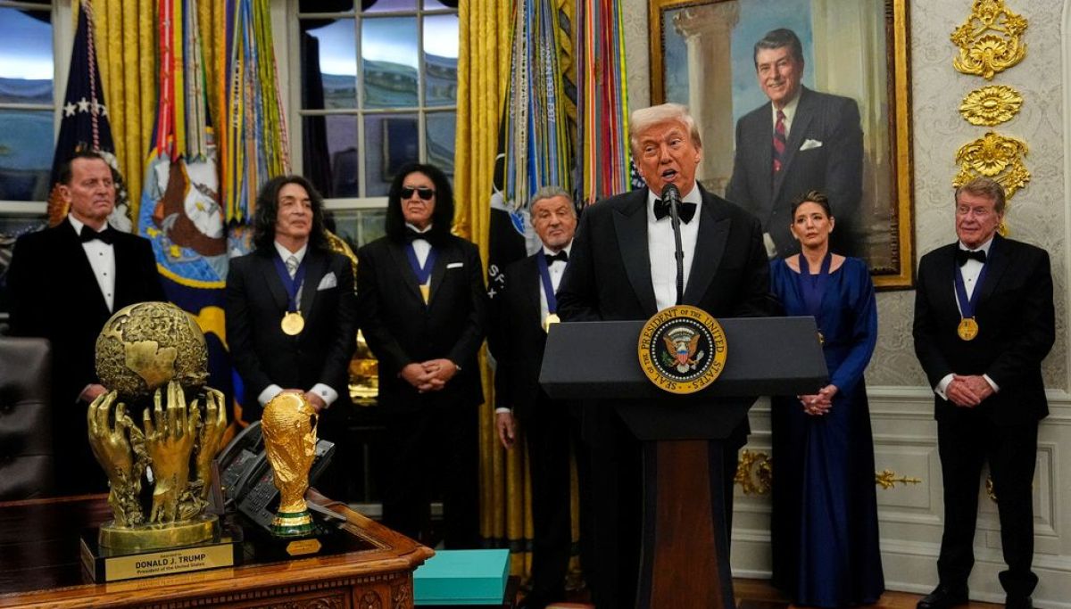 Trump presents medals to Kennedy Center honorees in Oval Office  at george magazine