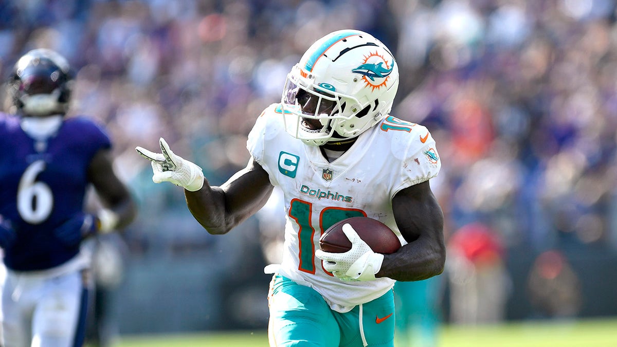 Tyreek Hill posts cryptic social media meme after Dolphins bench Tua Tagovailoa at george magazine