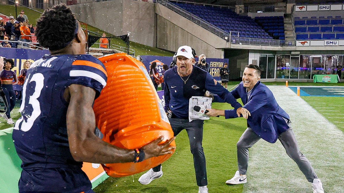 UTSA coach hilariously tries to escape celebration shower, ends up in dogpile at george magazine