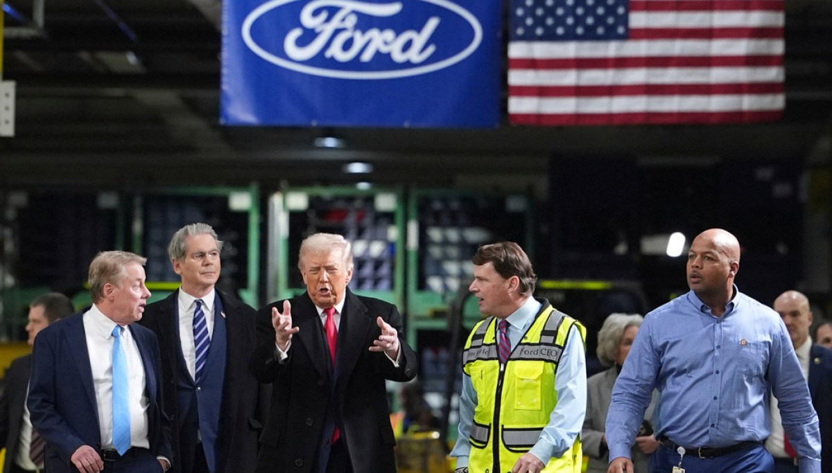 Trump flips off Ford factory worker who yelled ‘pedophile protector’ at george magazine