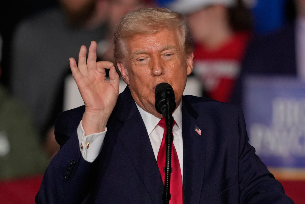 Trump returns to his economic script at Iowa rally amid Minneapolis uproar at george magazine