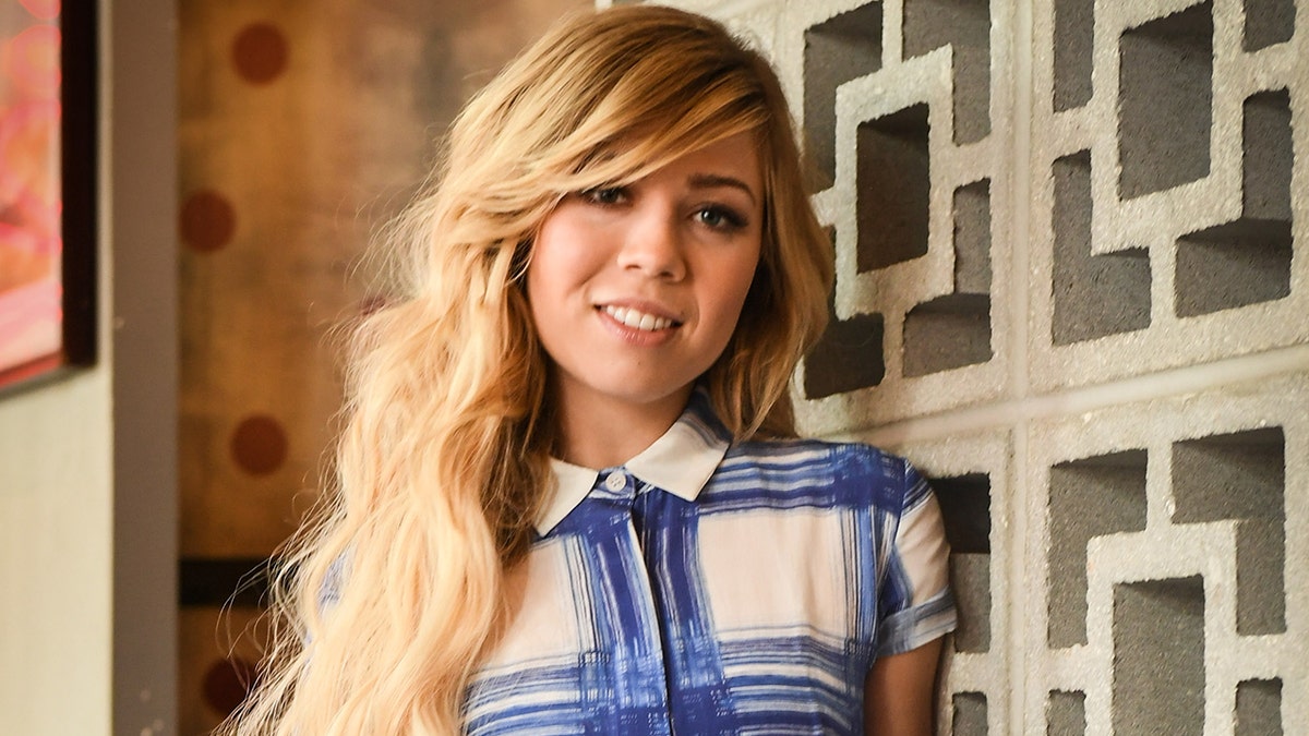 Former child star Jennette McCurdy reveals grooming ‘red flag’ she missed dating older man at 18 at george magazine