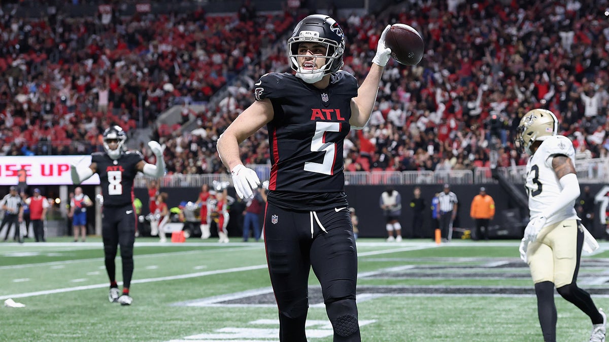 Panthers make playoffs after Falcons win over Saints; Buccaneers eliminated at george magazine