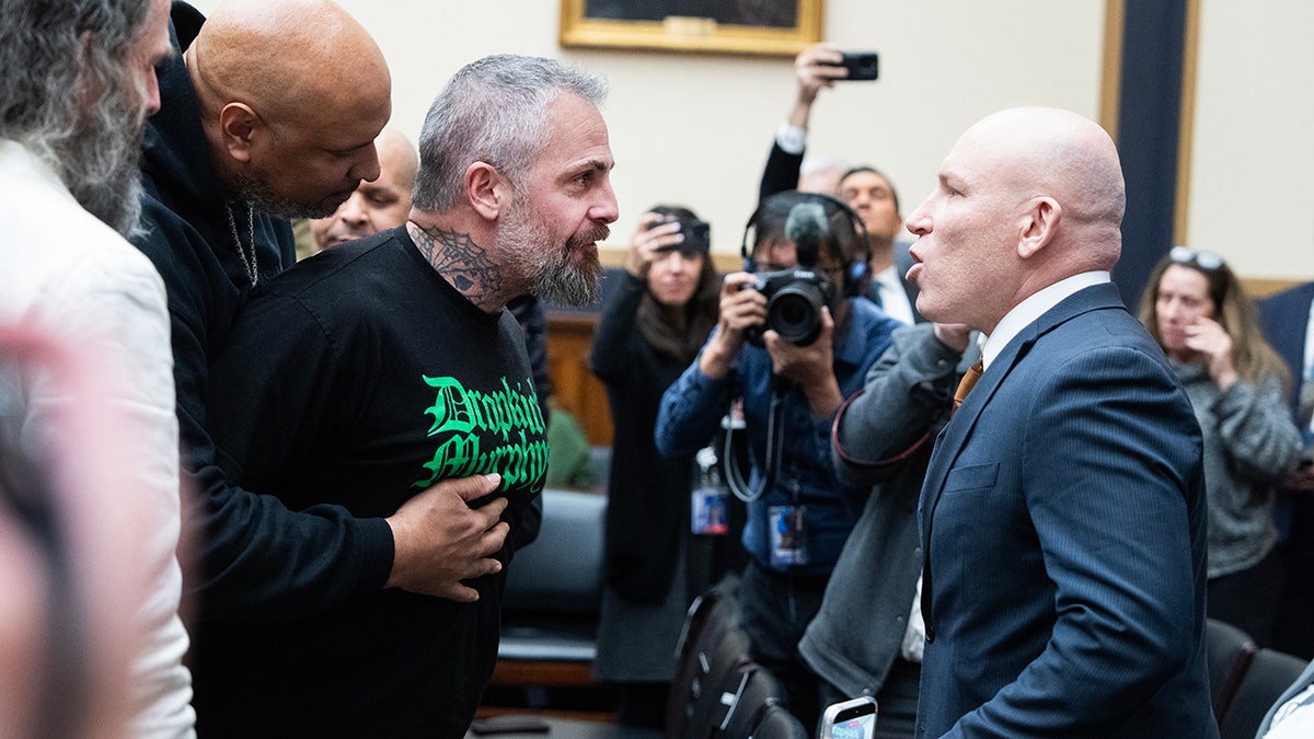 Watch former DC police officer get escorted out of Jack Smith hearing after fiery clash at george magazine