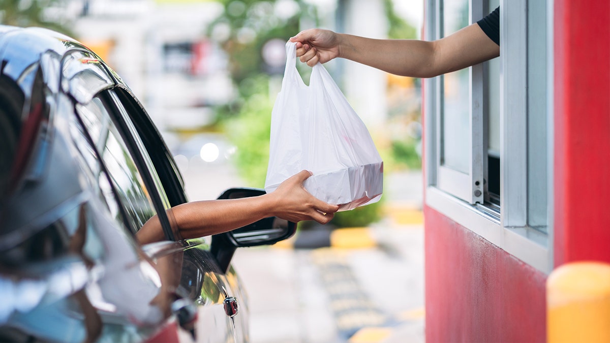 Customer threatens to kill fast-food workers during heated dispute: 'She wanted her money back' at george magazine