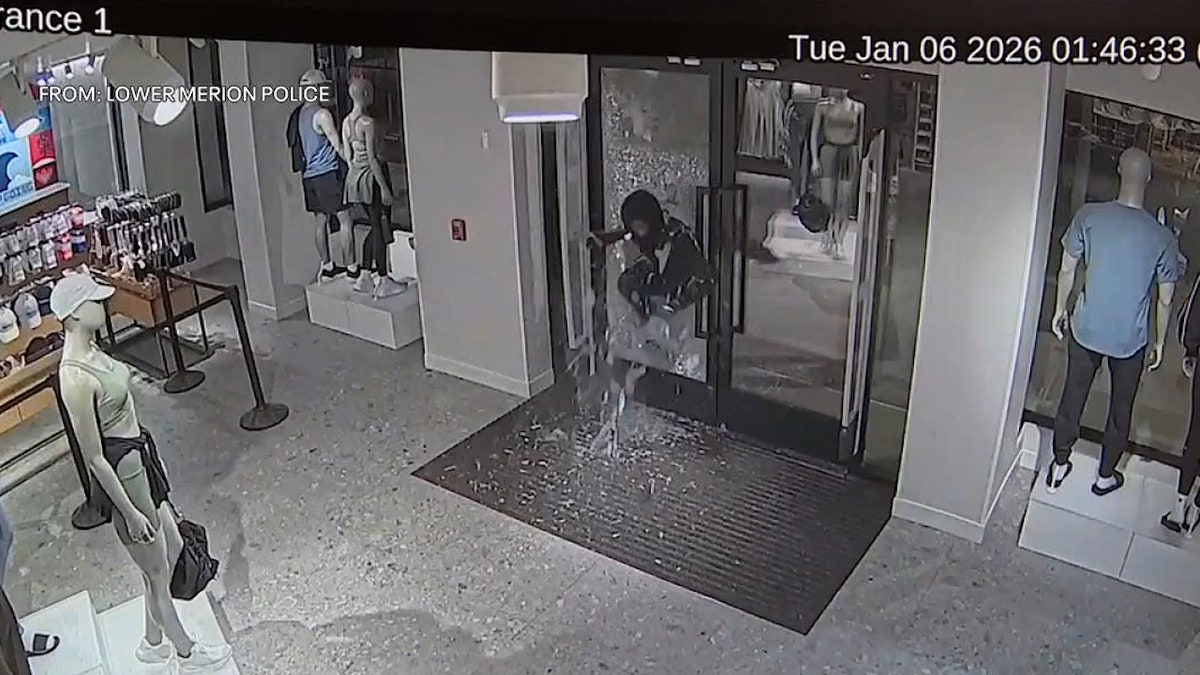 Video shows masked thieves using sledgehammer in brazen Lululemon heist before fleeing in U-Haul at george magazine