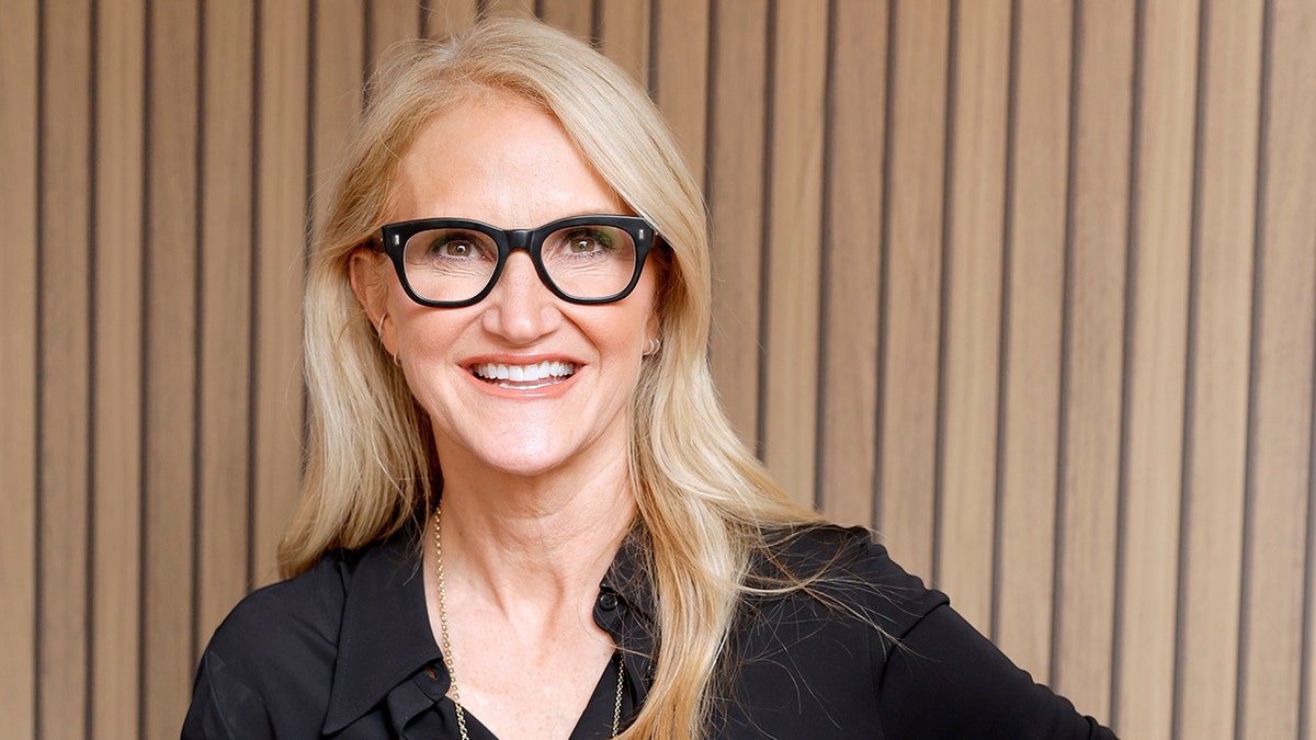 Flight anxiety eased with one simple mental trick, says author and podcast host Mel Robbins at george magazine
