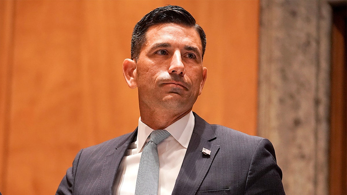 Former DHS chief decries Minneapolis mayor's 'unhinged' ICE rhetoric after deadly shooting at george magazine