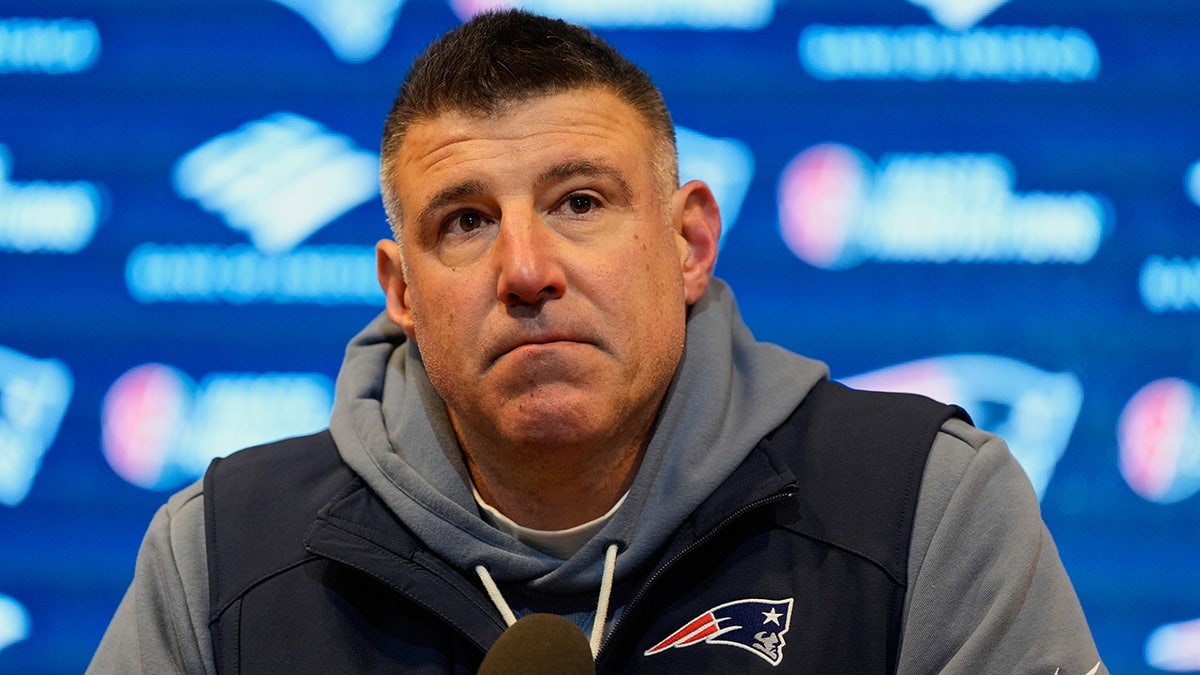 Patriots coach Mike Vrabel bleeds from lip after celebrating with star defensive lineman at george magazine