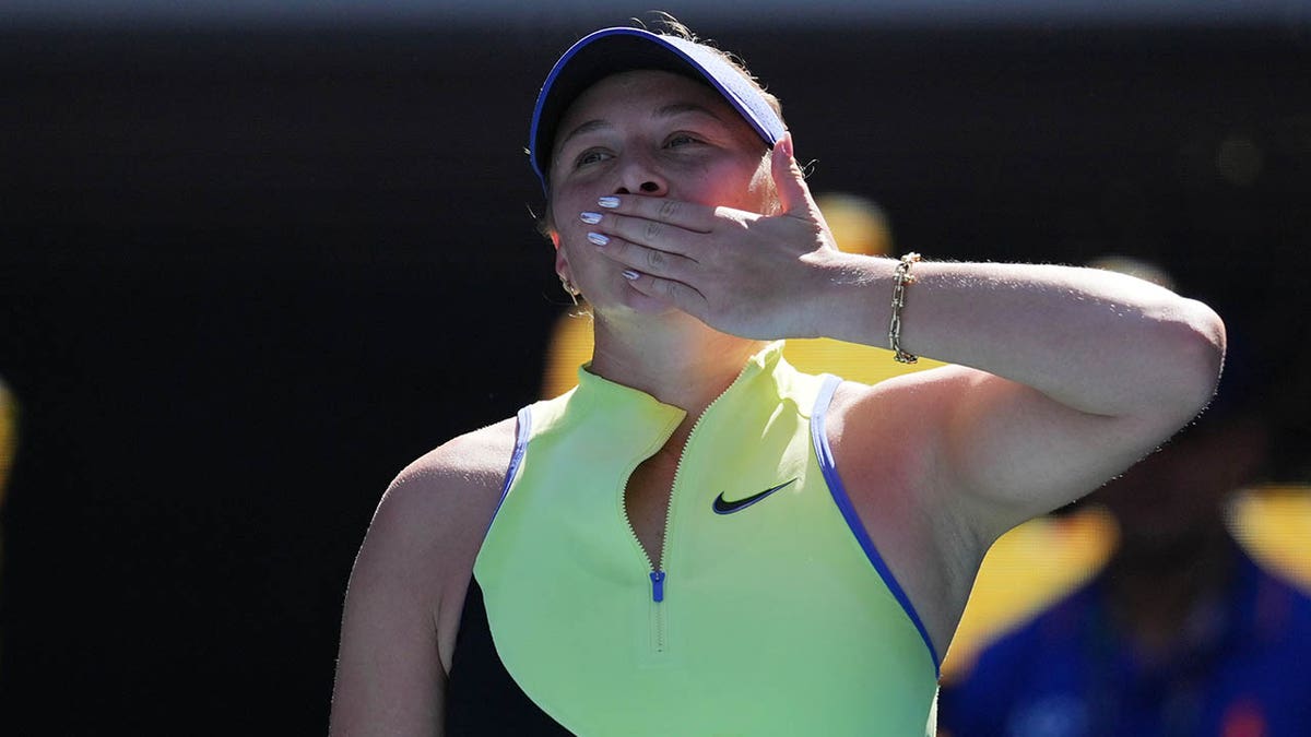 Tennis star Amanda Anisimova dismisses reporter's cynical question about US: 'I don't think that's relevant' at george magazine