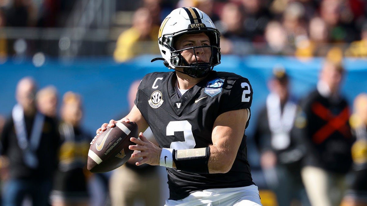 College football star dismisses height concerns ahead of Senior Bowl at george magazine