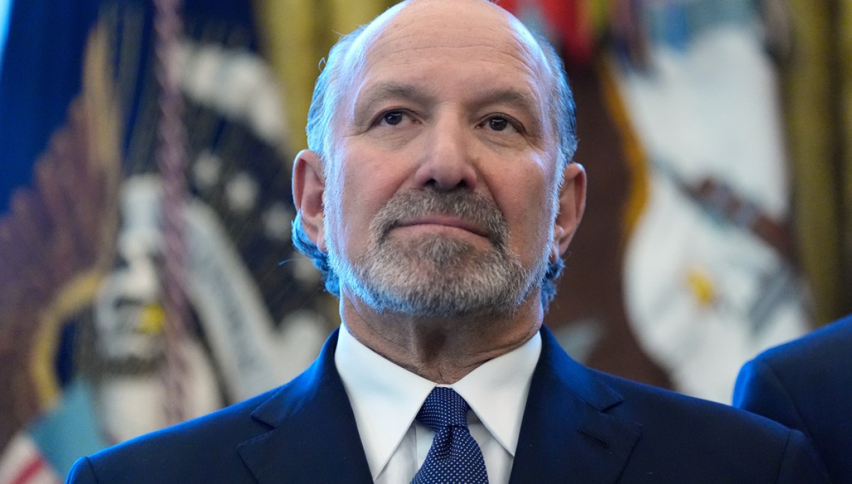 Trump says he ‘wasn’t aware’ of Lutnick’s 2012 visit to Epstein’s island at george magazine