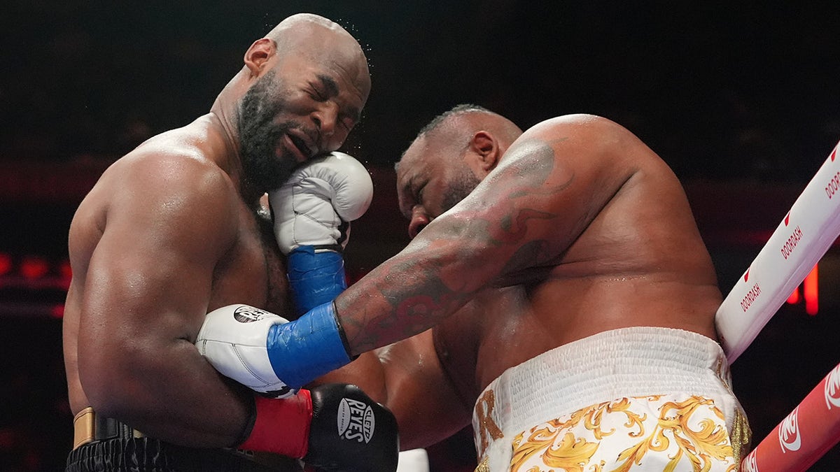 Boxer Jarrell Miller's hairpiece pops off during fight at george magazine