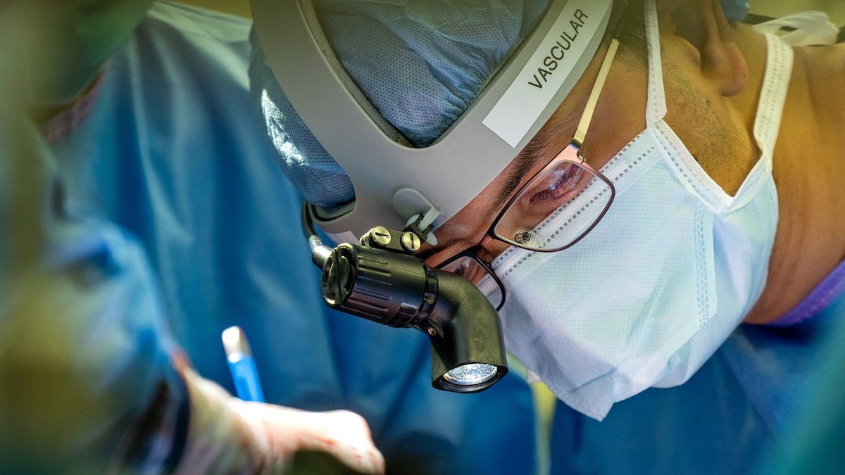 Surgeons keep man alive without lungs, paving new path to transplant at george magazine