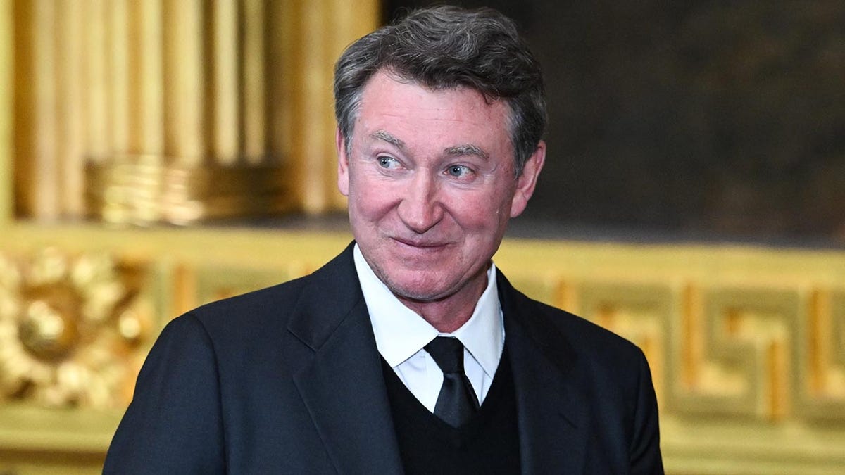 Ex-NHL star dismisses critics of Wayne Gretzky's relationship with Trump at george magazine