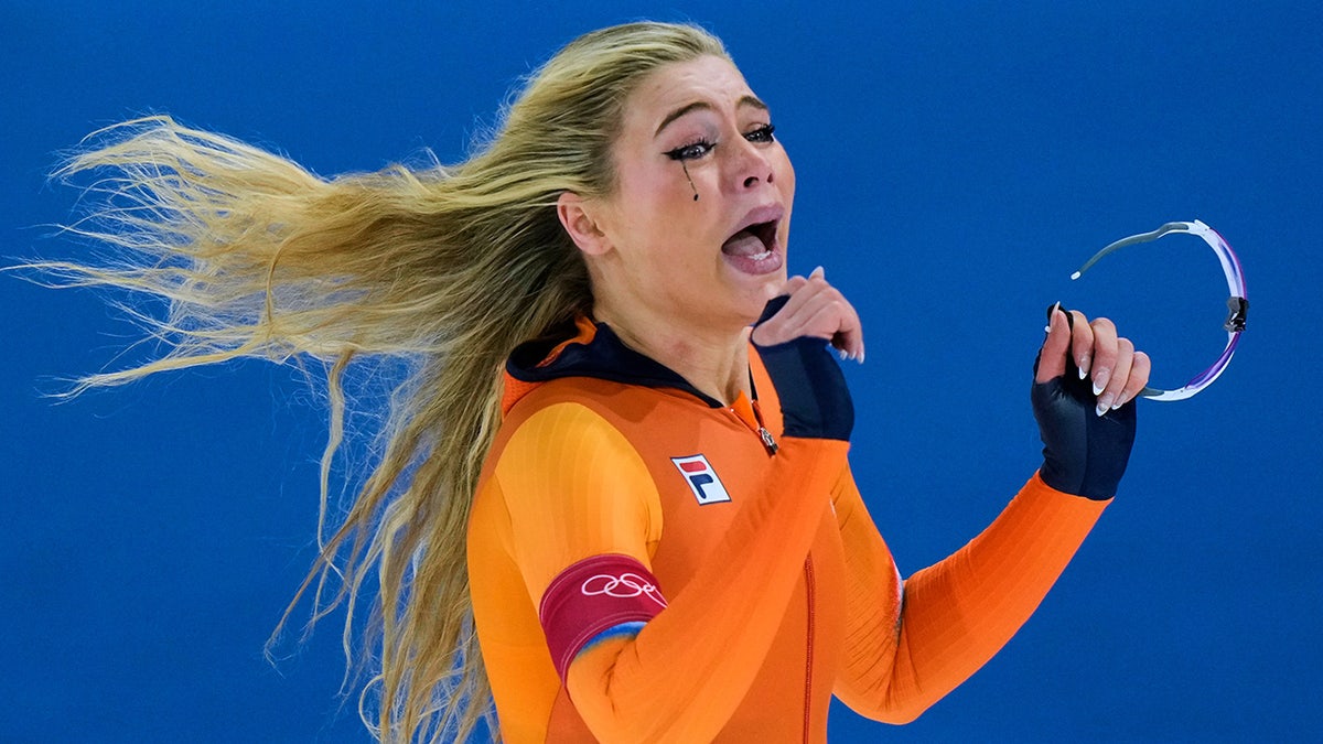Dutch speedskating star Jutta Leerdam, fiancée of Jake Paul, sets Winter Olympics record in gold medal win at george magazine