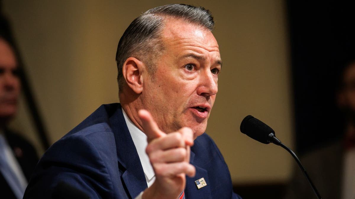 Over 1.5 million illegal aliens with deportation orders in US, ICE director reveals at george magazine