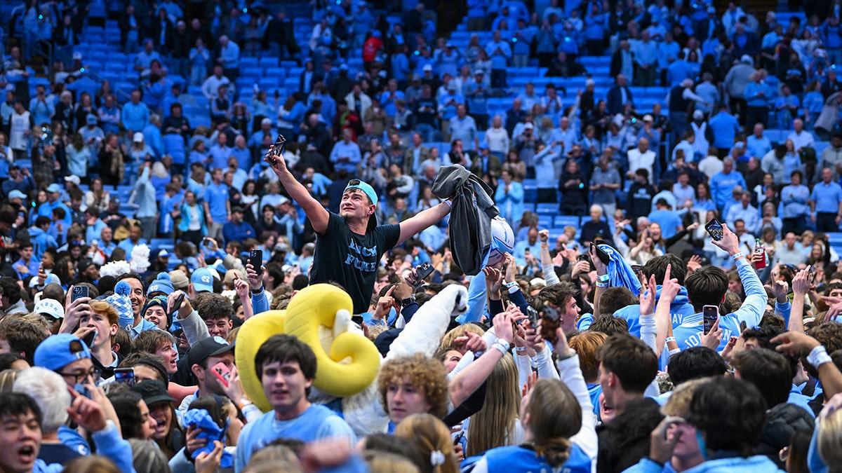 Chaos ensues at UNC-Duke game after fans storm court too early, evacuate for final 0.4 seconds at george magazine