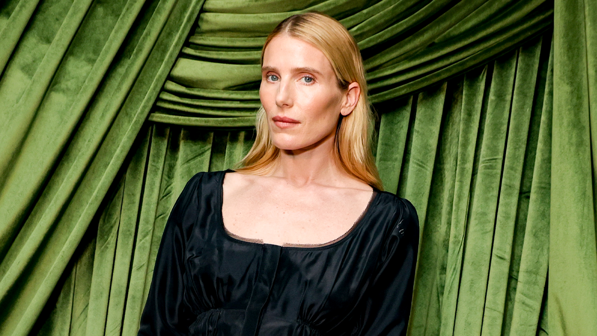 Actress responds to Daryl Hannah's scathing criticism of her portrayal in JFK Jr series, 'Love Story' at george magazine