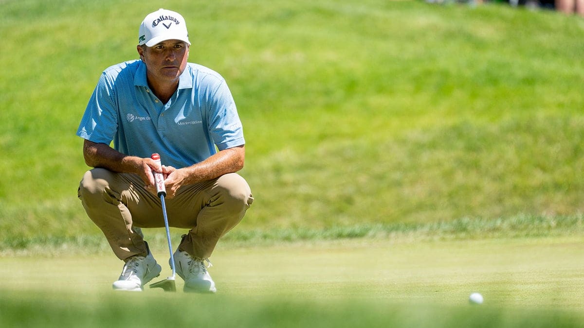 Kevin Kisner lines up his shot
