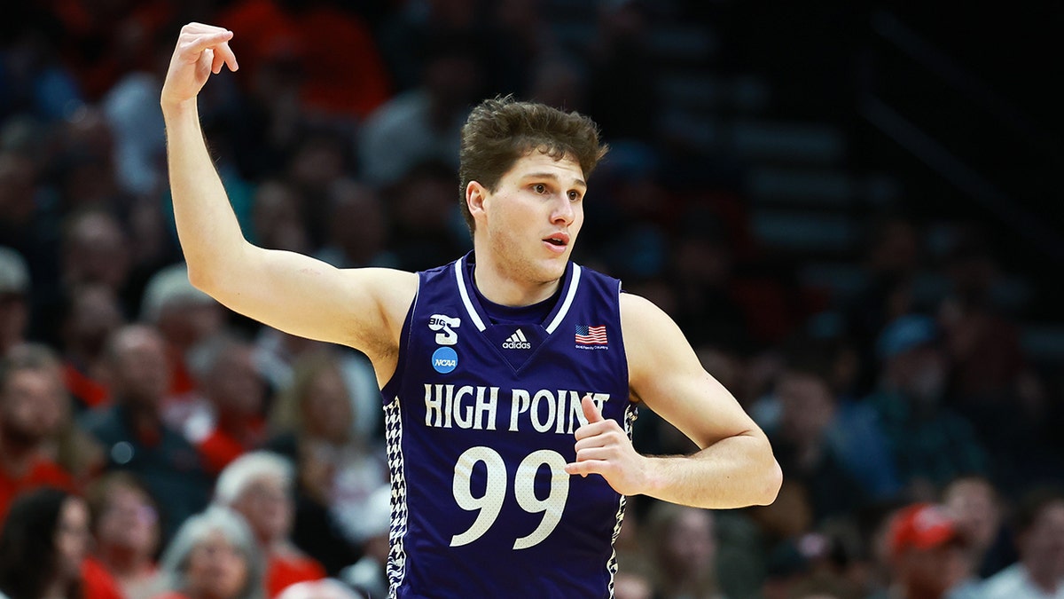 High Point stuns Wisconsin in the first upset of March Madness with thrilling finish at george magazine