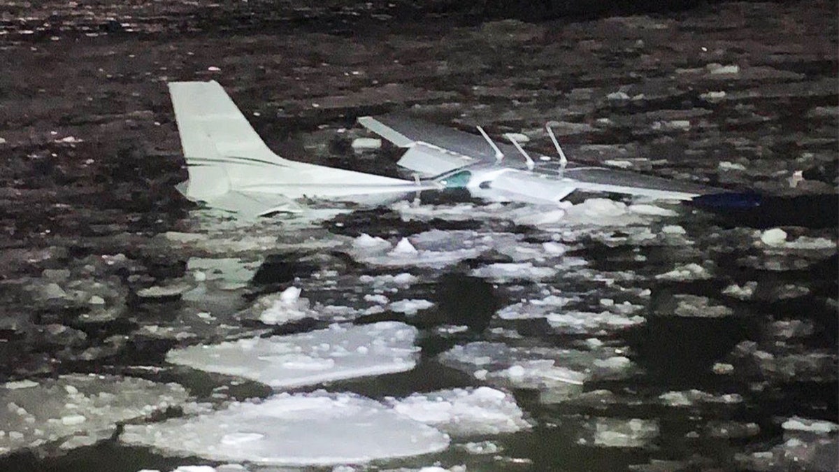 Pilot, passenger swim to safety after plane crashes into New York's Hudson River at george magazine