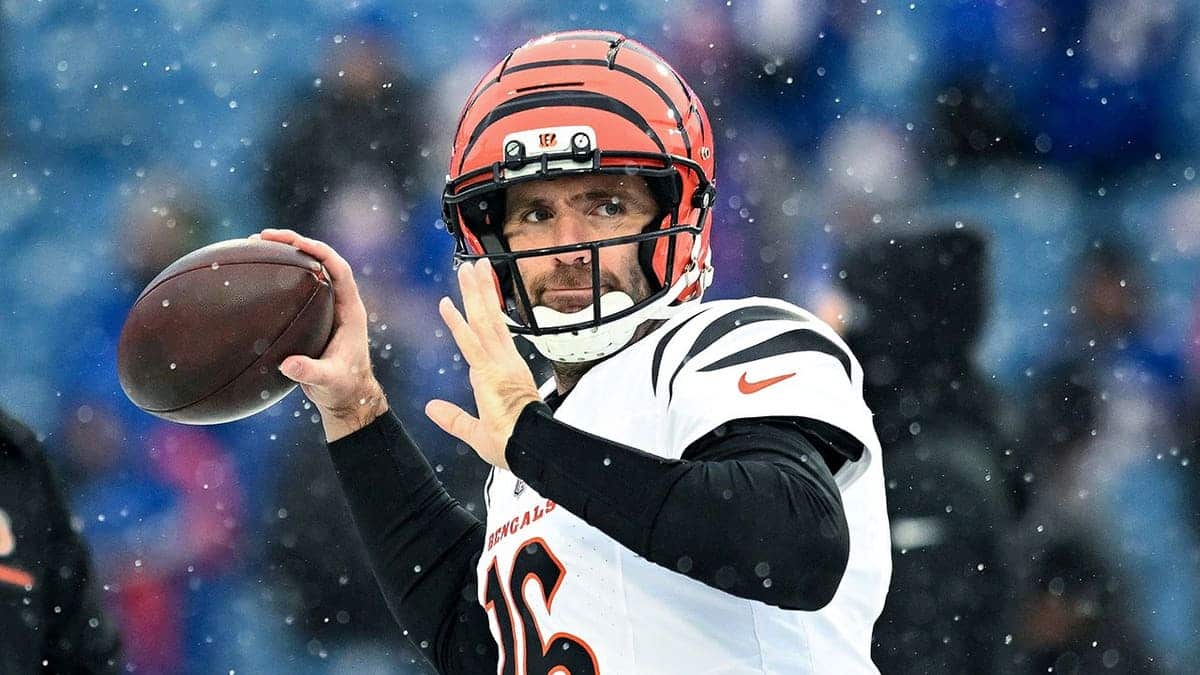 Cincinnati Bengals quarterback Joe Flacco warms up